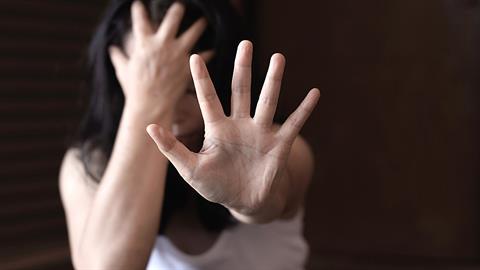 «Ήταν μαχαιρωμένη δίπλα στο παιδί της»: αστυνομικοί έσωσαν μαμά από γυναικοκτόνο