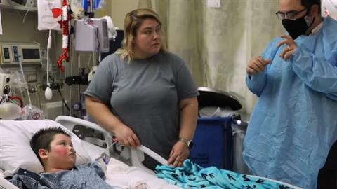 Μητέρα έπεσε στις φλόγες για να σώσει τον γιο της όταν πήρε φωτιά το σπίτι τους