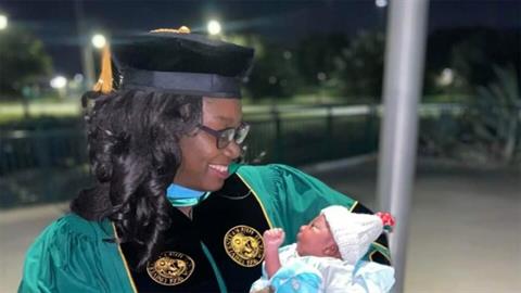 Μαμά γέννησε την ίδια μέρα που πήρε το πτυχίο της! 