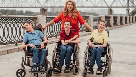 Αξιοθαύμαστη μαμά μεγαλώνει μόνη 3 αγόρια με εγκεφαλική παράλυση