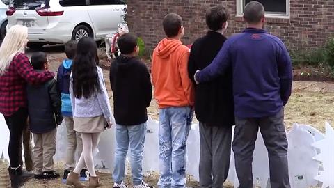 Ζευγάρι υιοθέτησε 6 αδερφάκια για να μεγαλώσουν όλα μαζί - έχουν ήδη 3 παιδιά!