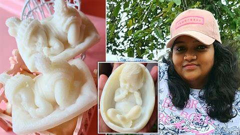 Μαμά φτιάχνει φυλαχτά για τη μητρότητα από μητρικό γάλα και μαλλιά μωρού