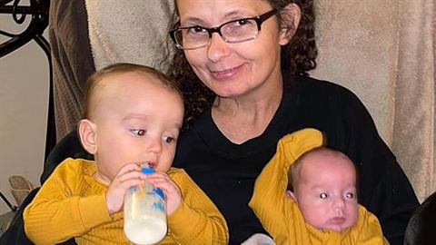 Μωρά βρέθηκαν σώα κάτω από μπανιέρα μετά από θύελλα που διέλυσε το σπίτι τους