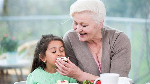 Η πεθερά μου ταΐζει το παιδί μου σκουπίδια και δεν θα το ανεχτώ άλλο!