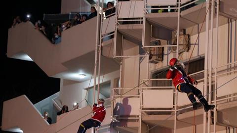 Κρήτη: Άη Βασίληδες επισκέφθηκαν από ψηλά τα παιδιά της Ογκολογικής (βίντεο)