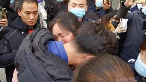 Τον απήγαγαν όταν ήταν 4 και ξαναβρήκε τη μητέρα του μετά από 33 χρόνια! 