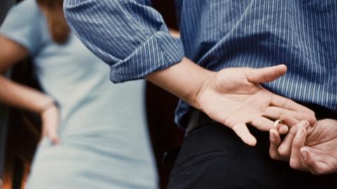 Στον άπιστο σύζυγό μου: όταν έχεις προβλήματα τα λύνεις, δεν ξενοκοιτάς!