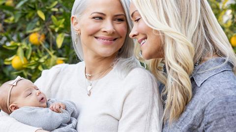 Γέννησε το μωρό της δίδυμης αδερφής της και την έκανε επιτέλους μαμά