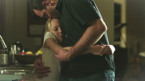 8χρονη έσωσε τον πατριό της από πνιγμό χάρη στη... λαβή Χάιμλιχ!