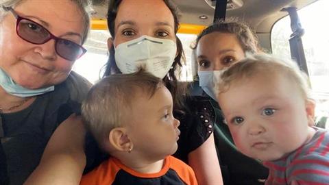 Δίδυμες με ελάχιστες πιθανότητες να τεκνοποιήσουν έγιναν μανούλες σχεδόν μαζί