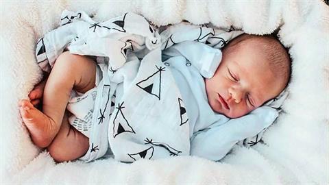 Βρέθηκε σπιτικό για το βρέφος που έχασε τους γονείς του από διπλή αυτοκτονία