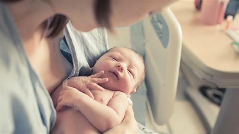 Μαμά περπάτησε μέσα σε χιονοθύελλα για να γεννήσει με ασφάλεια στο μαιευτήριο