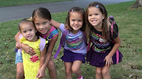 Mαμά υιοθέτησε τις 4 κόρες της κολλητής της που πέθανε από καρκίνο