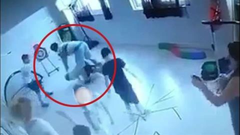 Βίντεο σοκ: φυσικοθεραπευτής χτυπά βάναυσα αυτιστικό παιδί