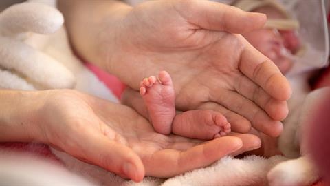 Πυροσβέστες βοήθησαν μαμά να γεννήσει το πρόωρο μωρό της στο σπίτι