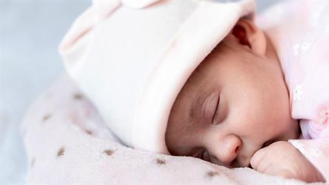 Βόλος: μαμά γέννησε στην εξώπορτα του σπιτιού της - τη βοήθησε ταξιτζής