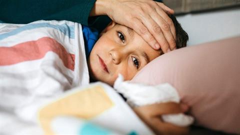 Μόσιαλος: πόσο επικίνδυνη είναι η μετάλλαξη Όμικρον για τα μικρά παιδιά