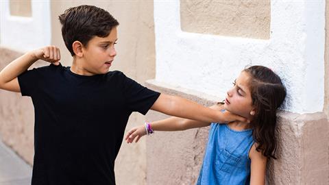 Αδελφικοί καβγάδες: πότε σταματά η υγιής σύγκρουση και ξεκινά το μπούλινγκ