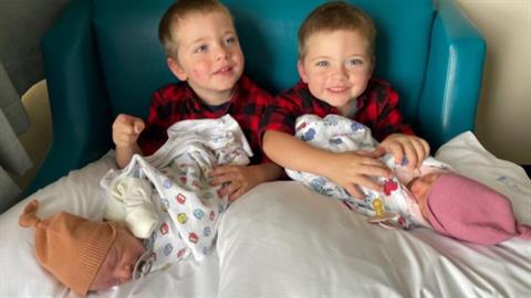 Γέννησε 2 φορές δίδυμα σε 3 χρόνια: είναι τρέλα να έχεις 4 παιδιά κάτω των 5