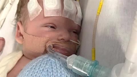 Ο γιος μας έπαθε σηψαιμία όταν ήταν βρέφος - κάθε μέρα δίνει μια νέα μάχη