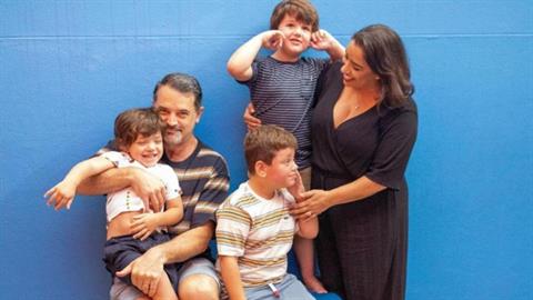 «Ποιος θα τα προσέχει όταν φύγω;»: ο φόβος μιας μαμάς με 3 αυτιστικά παιδιά