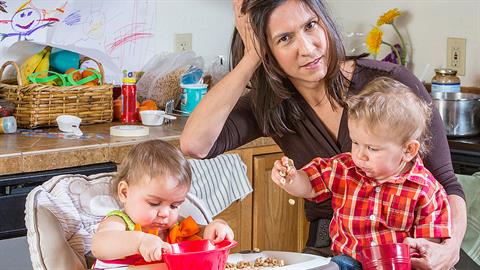 Νισάφι πια με τις τέλειες μαμάδες: ή λένε ψέματα ή είναι εξωγήινες! 
