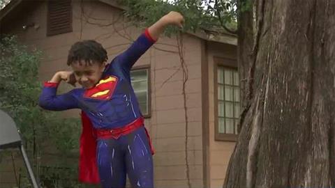 6χρονος ήρωας χτυπήθηκε από αυτοκίνητο για να σώσει την αδερφούλα του