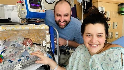 Μωράκι χειρουργήθηκε την ώρα του τοκετού - σώθηκε από βέβαιο θάνατο