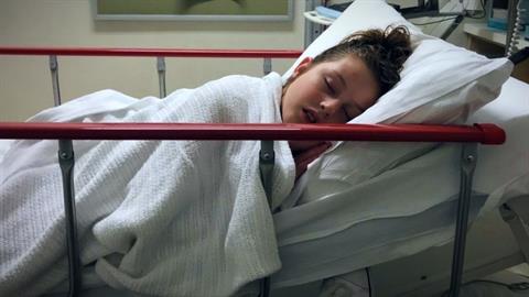 «Μαμά, πώς θα ζήσω έτσι;»: συγκλονίζει 12χρονη με σπάνιο νευρολογικό σύνδρομο