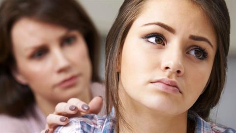 Η δυσκολία με τους έφηβους: να νιώθουν αυτόνομοι ενώ προσέχεις το κάθε βήμα τους