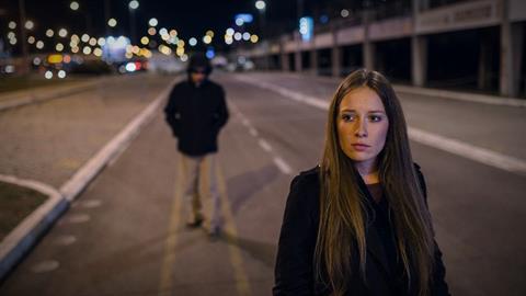 Τηλεφωνική γραμμή προσφέρει ασφάλεια σε γυναίκες που περπατούν μόνες τη νύχτα