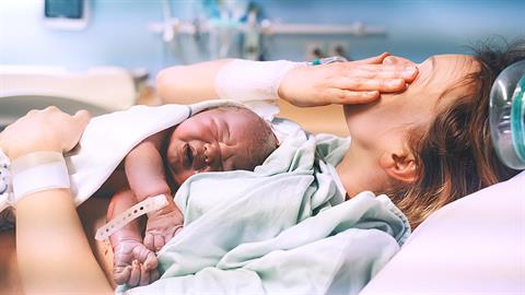 Μαμά νόμιζε ότι ήταν άρρωστη, αλλά ήταν... ετοιμόγεννη!