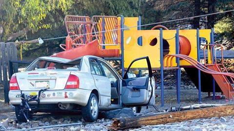 Οδηγός μπήκε με φόρα σε παιδική χαρά με 20 παιδιά - μπέρδεψε το γκάζι με το φρένο