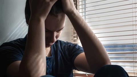 Το εφηβάκι μου περνάει την πρώτη του ερωτική απογοήτευση και πονάω μαζί του