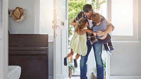 Δεν ήθελα παιδιά ώσπου είδα πόσο καλός μπαμπάς είναι ο άντρας μου με τα δικά του