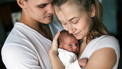 Γιατί οι σημερινοί μπαμπάδες είναι πιο «κολώνες της οικογένειας» από ποτέ