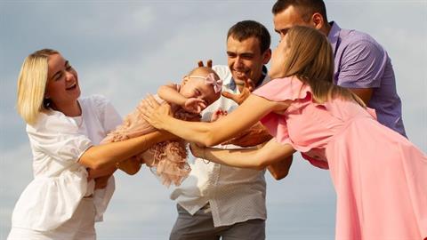 5 σημάδια ότι οι νονοί του παιδιού δεν έχουν πάρει την αποστολή τους στα σοβαρά