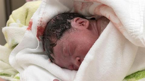 «Κρατώ το κεφάλι τώρα»: μαμά γέννησε ενώ μιλούσε στο τηλέφωνο με τον άντρα της