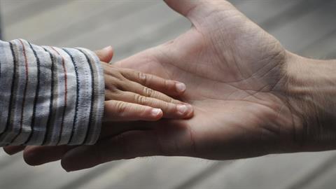 5 καλοί λόγοι να υιοθετήσουμε ένα παιδί (και ας είμαστε ήδη γονείς)