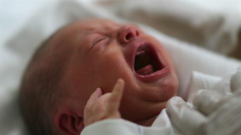 «Της φώναζα μπορείς, σπρώξε»: περαστική ξεγέννησε μαμά σε πεζοδρόμιο