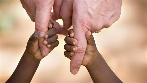 Μετά από 10 χρόνια άκαρπων προσπαθειών έγινε επιτέλους μαμά - υιοθέτησε 2δυμα