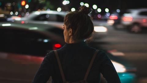 Εταιρεία security μεταφέρει σπίτι τους γυναίκες που νιώθουν ότι κινδυνεύουν