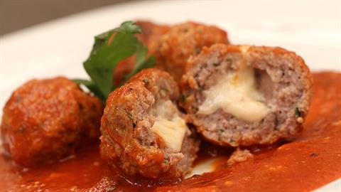 Αφράτα κεφτεδάκια γεμιστά με τυρί που ξετρελαίνουν τα παιδιά