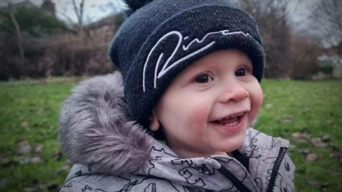 2χρονο αγοράκι στραγγαλίστηκε παίζοντας με το κορδόνι της κουρτίνας