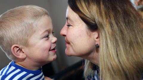 Ο γιος μου έχει παιδικό Alzheimer κι είναι φορές που δεν με αναγνωρίζει καν