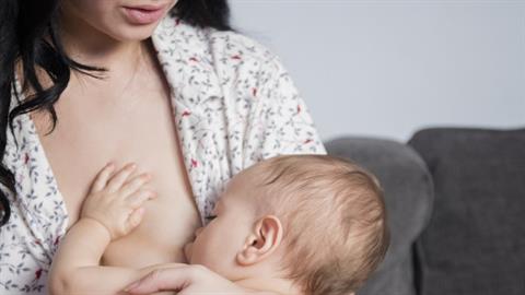 Παιδίατρος: οι γιατροί οφείλουμε να υποστηρίζουμε τον θηλασμό ανεπηρέαστα