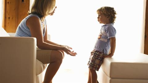 Τι έκανα όταν είδα τον γιο μου να αγκαλιάζει ένα κορίτσι χωρίς να ρωτήσει