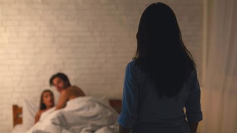 Έσωσε τη ζωή του συντρόφου της και εκείνος την ξεπλήρωσε… με απιστία!