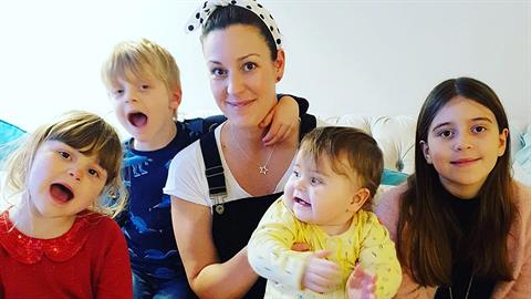 Δεν ήμουν υπέρ της συγκοίμησης ώσπου είδα ότι... ήταν ο μόνος τρόπος να κοιμηθώ