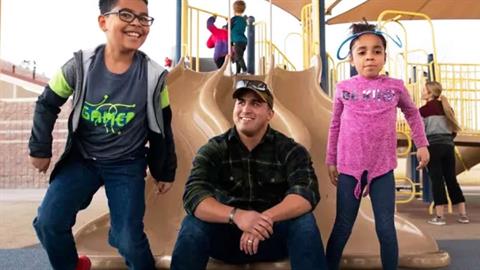 Αστυνομικός έγινε ανάδοχος γονιός σε 5 αδέρφια θύματα οικογενειακής τραγωδίας